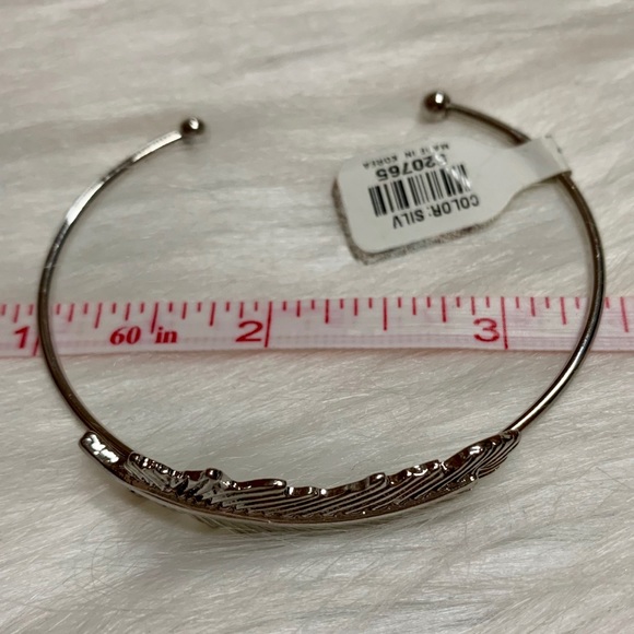 SILVER TONE SLIP-ON FEATHER TOPPED BANGLE NWT - Picture 6 of 8